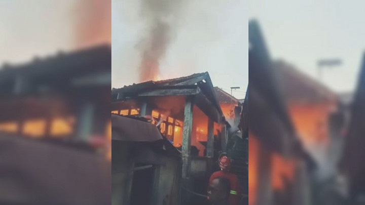 Akibat Depresi, Seorang Cucu Nekat Membakar Rumah Neneknya hingga Ludes Tak Bersisa