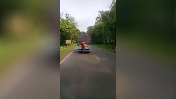 Viral! Aksi Seorang Bajing Loncat di Ngawi Terekam Oleh Warga