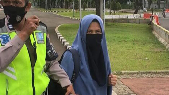 Detik-detik Penangkapan Perempuan Bercadar yang Coba Terobos Istana Negara