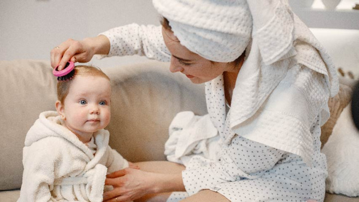 Moms Merapat! 6 Tips Menumbuhkan Rambut Bayi Secara Cepat
