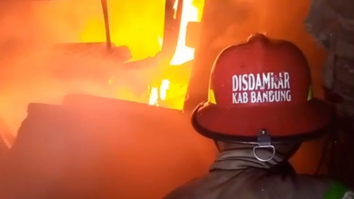 Kebakaran Gudang Triplek di Bandung Hingga 10 Jam, Api Sulit Dipadamkan