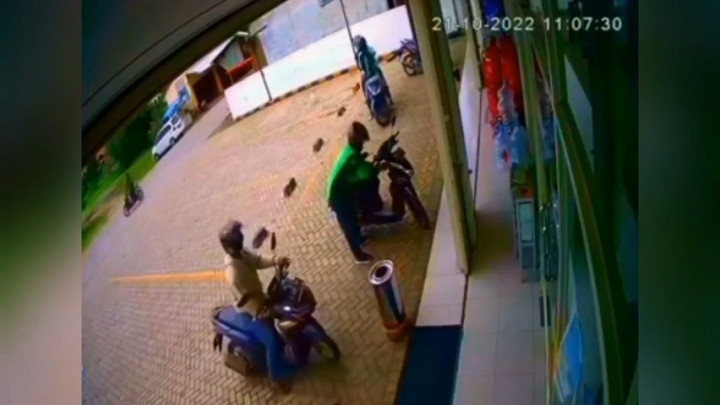 Pakai Jaket Ojol, 4 Pelaku Pencurian Sepeda Motor di Minimarket Terekam CCTV