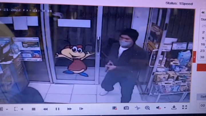 Aksi Perampokan Terekam CCTV, Pelaku Todongkan Pistol ke Kasir