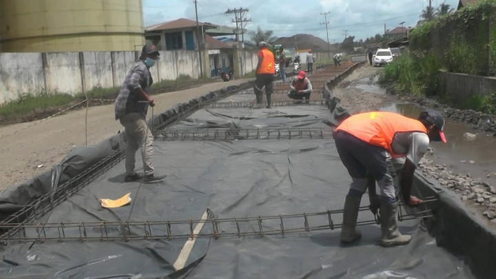 Bertahun-tahun Rusak Berat hingga Menelan Korban Jiwa, Akhirnya Jalan Raya di Muaro Jambi Diperbaiki