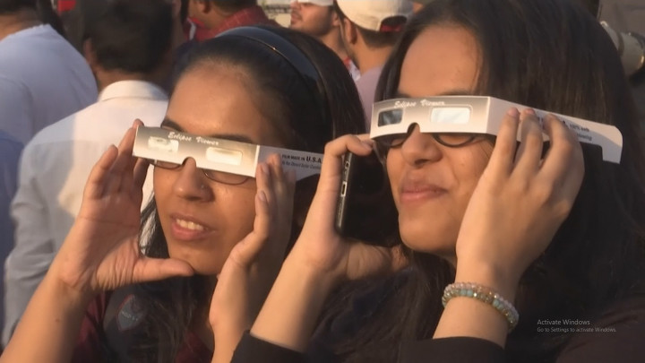 Momen Warga New Delhi India Lihat Gerhana Matahari Terakhir di Tahun 2022