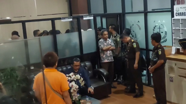 Nikita Mirzani Teriak Histeris dan Mengamuk saat Hendak Ditahan