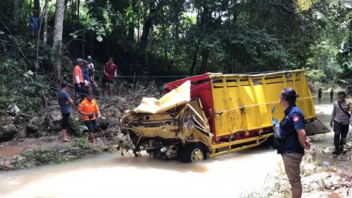 Truk Pengangkut Tebu di Blitar Terseret Banjir, 1 Orang Selamat dan 4 Lainnya Hilang
