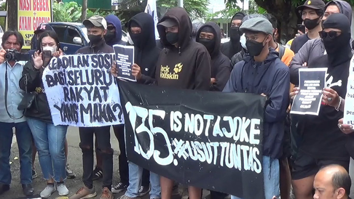 Aremania Datangi Gedung DPRD Malang Minta Usut Tuntas Tragedi Kanjuruhan