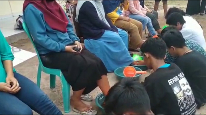 9 Pelajar Dihukum Cuci Kaki Orangtua Akibat Bolos dan Pesta Miras
