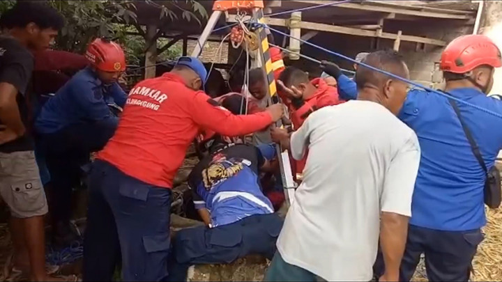 Petugas Damkar Evakuasi Warga Yang Terjatuh ke Dalam Sumur Sedalam 15 Meter