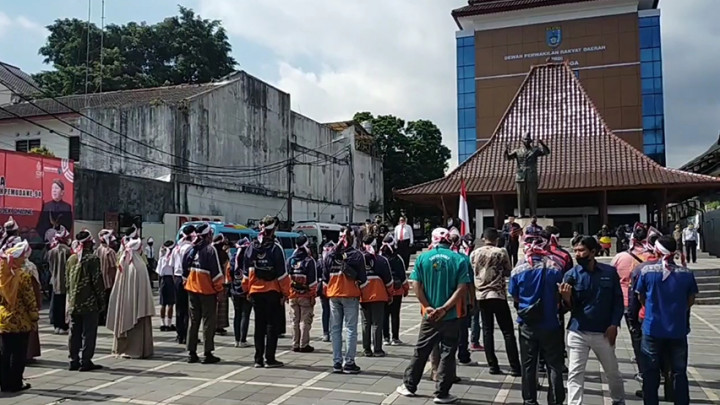 Ikuti Upacara Sumpah Pemuda, Puluhan Becak, Delman, Angkot dan Ojol Terima Sembako dan Voucher BBM