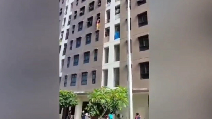 Heboh! Seorang Ibu Rumah Tangga Bergelantungan di Jendela Lantai 5