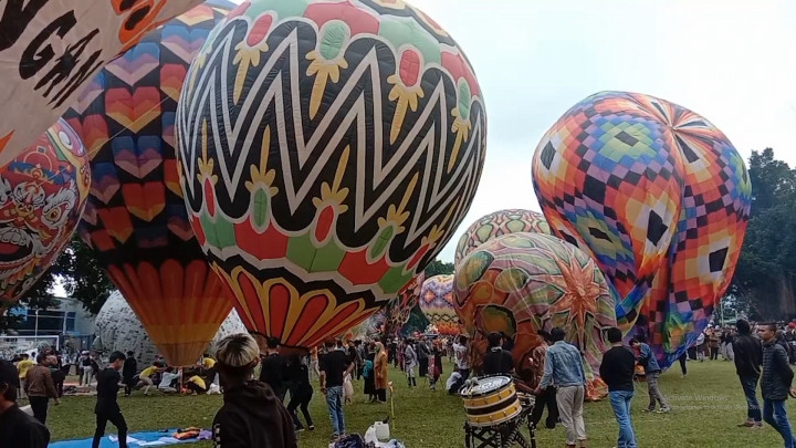 28 Balon Udara Raksasa Hiasi Langit Wonosobo Meriahkan Hari Sumpah Pemuda