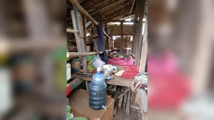 Seorang Pria di Lampung Rela Tinggal Bertahun-tahun di Kandang Kambing Milik Warga