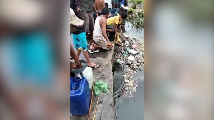 Viral! Pipa Pertamina Bocor Akibat Dilubangi oleh Para Pelaku Pencurian Minyak