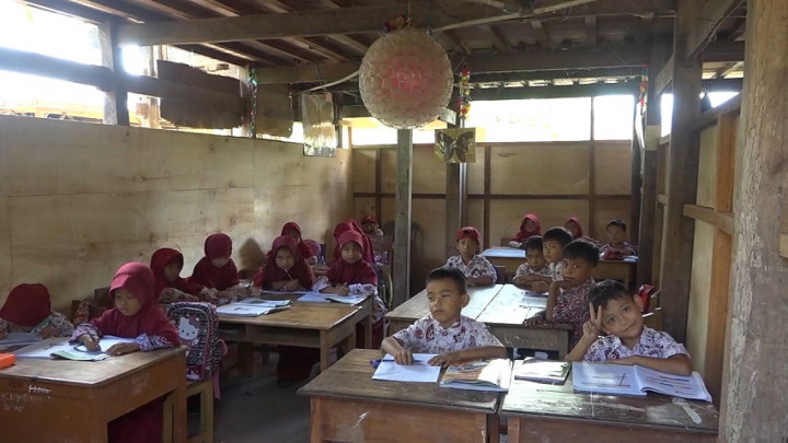 Gedung Sekolah Rusak, Puluhan Murid SD di Sulawesi Terpaksa Belajar di Kolong Rumah Warga