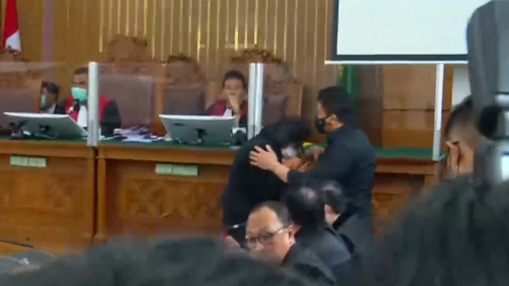 Momen Putri Candrawathi Salam dan Peluk Ferdy Sambo sebelum Persidangan Dimulai