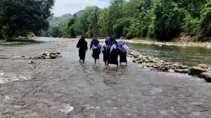 Akses Jalan Putus, Puluhan Siswa Rela Seberangi Sungai Demi ke Sekolah
