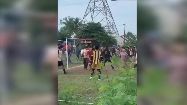 Pertandingan Bola Antar Kampung Berujung Adu Jotos Suporter