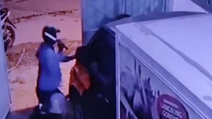 Terekam CCTV, Pelaku Begal Menodong Korban di Parkiran