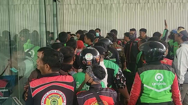 Tak Terima Rekan Dianiaya, Puluhan Ojol Menggeruduk Gedung Multivision Tower