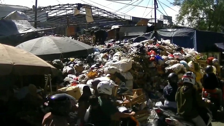 Tiga Pekan Tak Diangkut, Tumpukan Sampah di Pasar Timbulkan Bau hingga Meluber ke Bahu Jalan