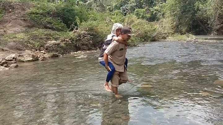 Jembatan Tak Kunjung Diperbaiki, Sejumlah Warga dan Pelajar Terpaksa Menyebrangi Sungai untuk Beraktivitas