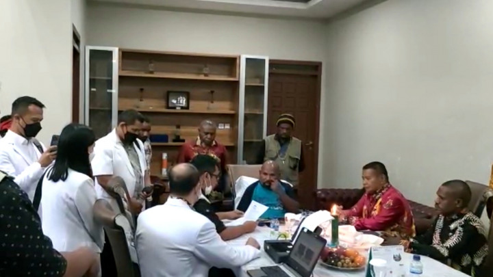 Tim Penyidik KPK dan IDI Temui Lukas Enembe di Papua