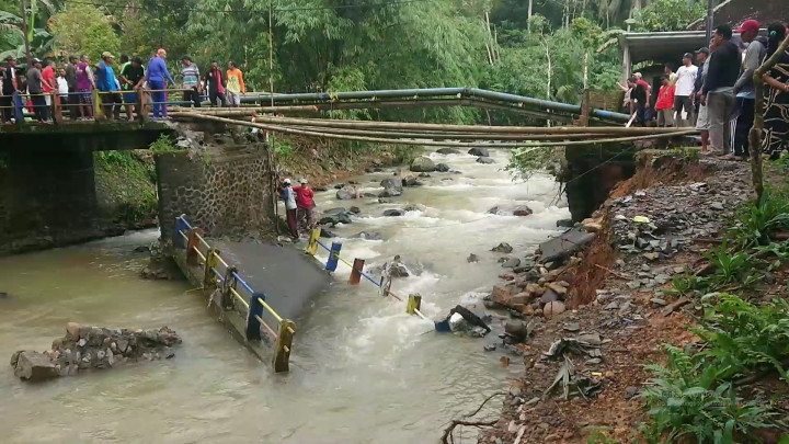 Jembatan Penghubung antar Dusun Putus, Ribuan Warga Trenggalek Terancam Terisolasi