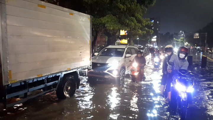 Banjir Setinggi 30 Cm, Kendaraan di Jalan Cikini Raya Alami Mati Mesin