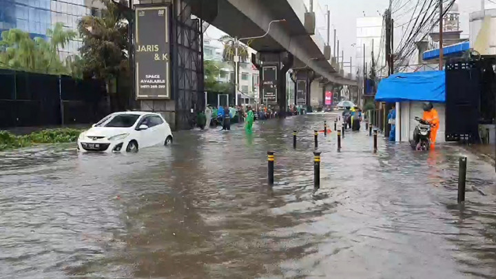 Tergenang Banjir Setinggi 60 Cm, Dua Mobil Mogok di Jalan Fatmawati