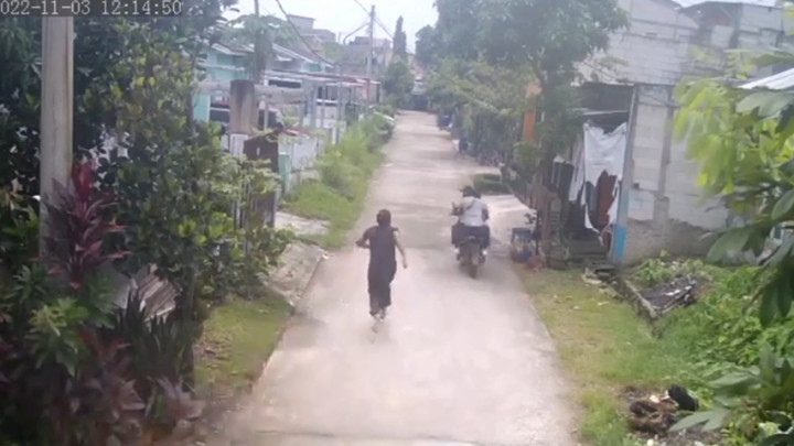 Gagalkan Aksi Curanmor, Seorang Ibu Rumah Tangga Kejar Pelaku Bersenjata Api