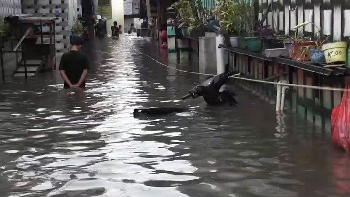 Banjir Setinggi 100 Cm Merendam Ratusan Rumah di Kelurahan Duren Tiga