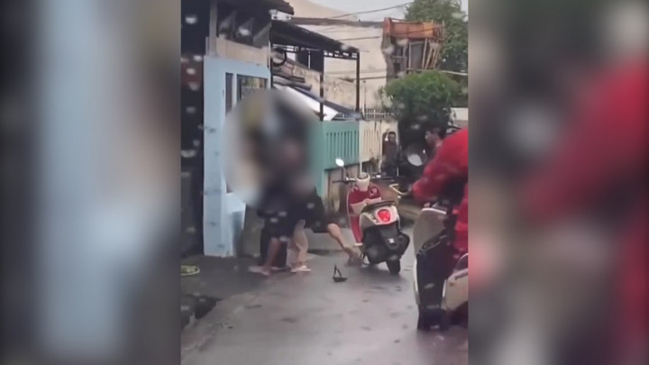 Heboh! Cekcok di Jalan, Seorang Suami Tega Pukuli Istrinya di Depan Anaknya