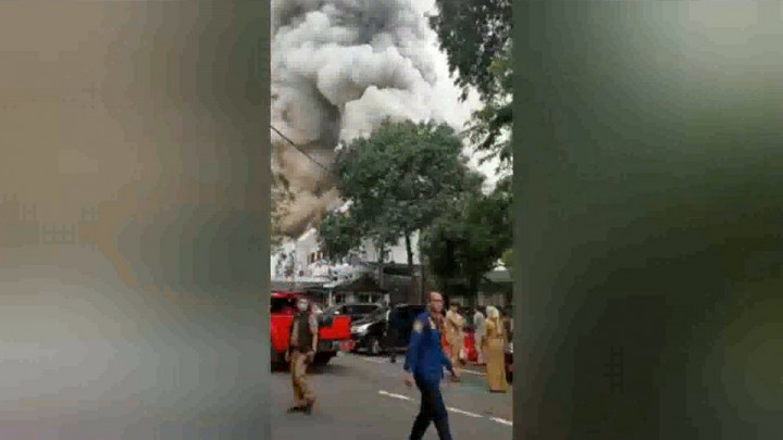 Detik-detik Kebakaran di Balai Kota Bandung, Asap Tebal Memenuhi Langit