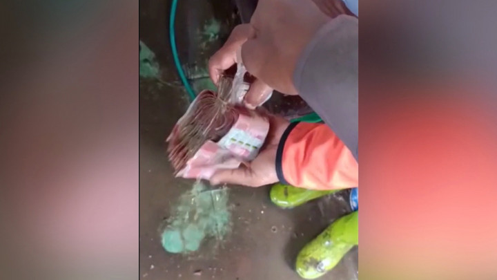 Heboh! Seorang Relawan Temukan Segepok Uang Usai Banjir Bandang