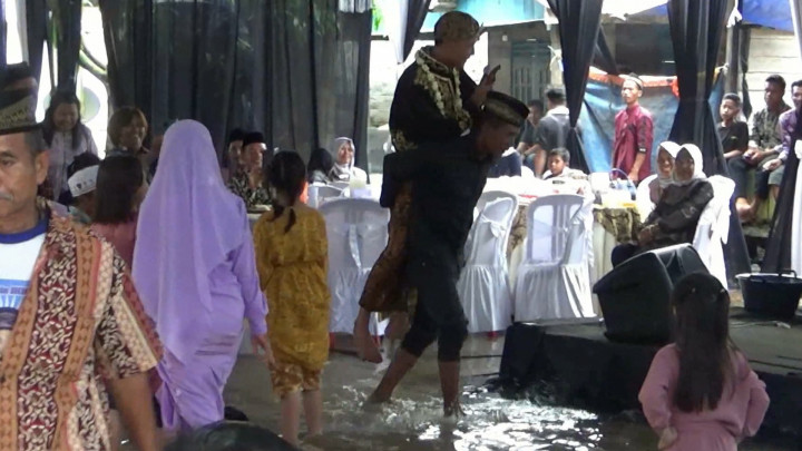 Resepsi Pernikahan di Jambi Terendam Banjir, Pengantin Terpaksa Digendong ke Pelaminan