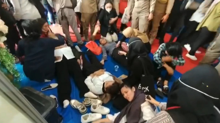 Puluhan Pencari Kerja Berdesak-Desakan Hingga Pingsan dan Jatuh Saat Hadiri Job Fair di Batam