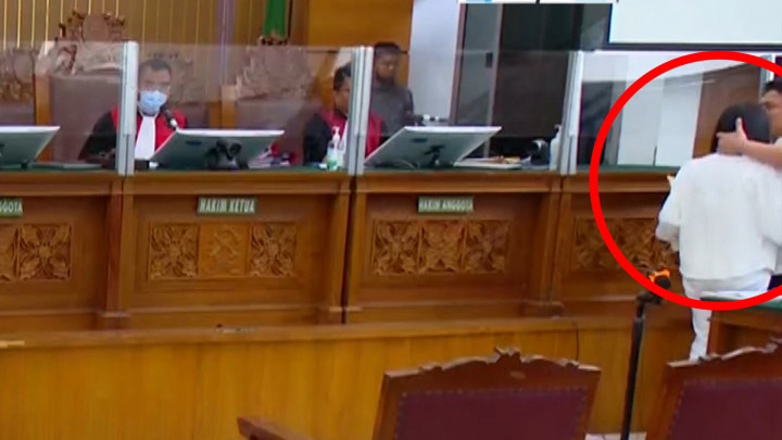 Lagi, Momen Ferdy Sambo Salam dan Peluk Putri Candrawathi Sebelum Persidangan