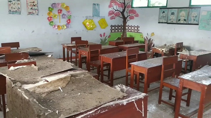 Atap Sekolah Ambruk, Puluhan Siswa Madrasah Ibtidaiyah Terpaksa Belajar di Teras Masjid