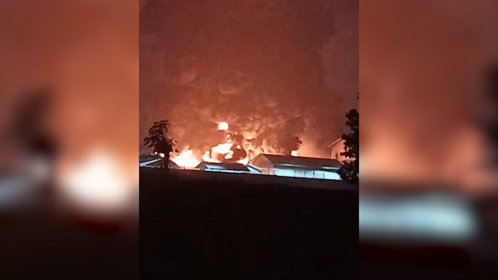 Detik-detik Suasana Kebakaran Pabrik Rokok Gudang Garam Kediri