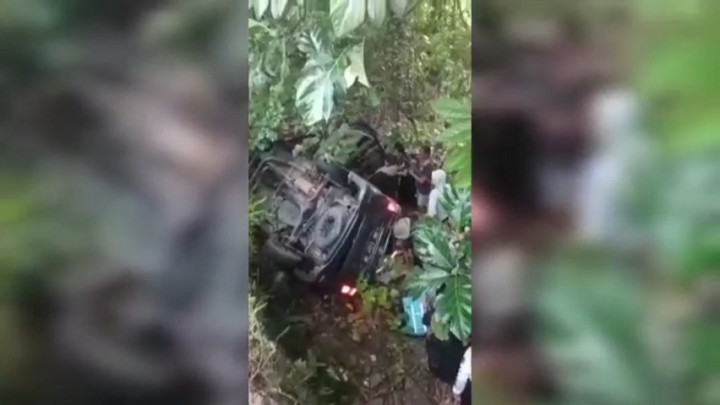 Viral! Diduga Oleng, Sebuah Minibus Terjun ke Saluran Air Sedalam 3 Meter