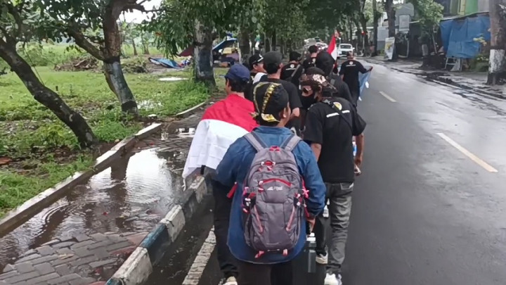 Mengenang 40 Hari Tragedi Kanjuruhan, Aremania Gelar Aksi Jalan Kaki Blitar - Malang