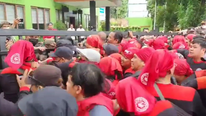 Aksi Ratusan Buruh di Bekasi Tuntut Kenaikan Upah Ricuh