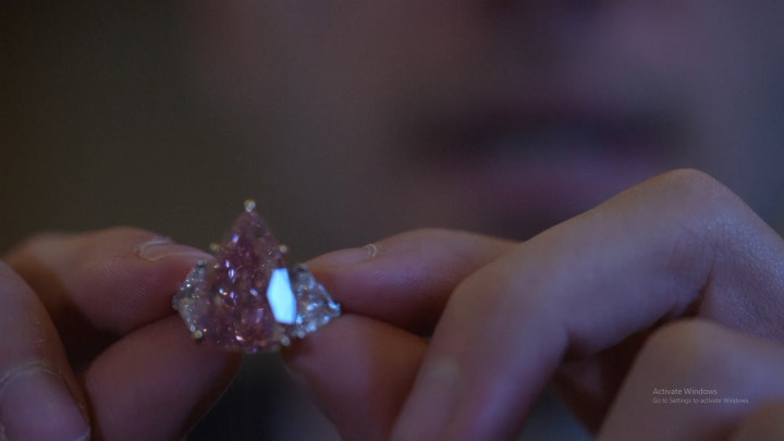 Berlian Merah Muda Langka Berhasil Dilelang Seharga 28,8 Juta Dolar