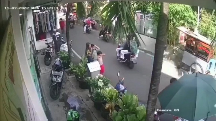 Viral! Sedang Asik Berboncengan, Dua Pelajar Tiba-tiba Diserang Pelajar Lain di Kemayoran