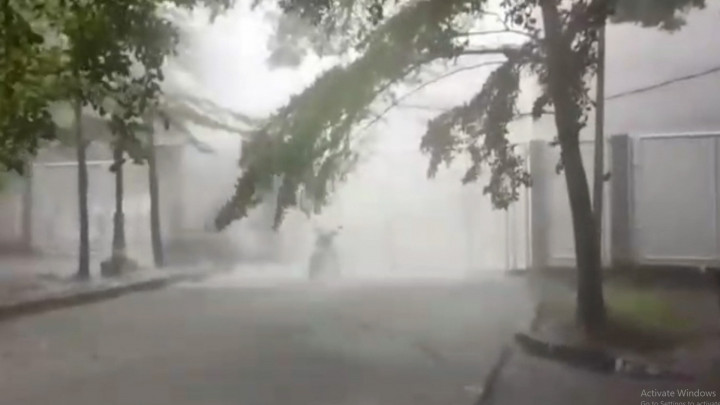 Fenomena Hujan Seperti Air Terjun di Bekasi Viral di Media Sosial