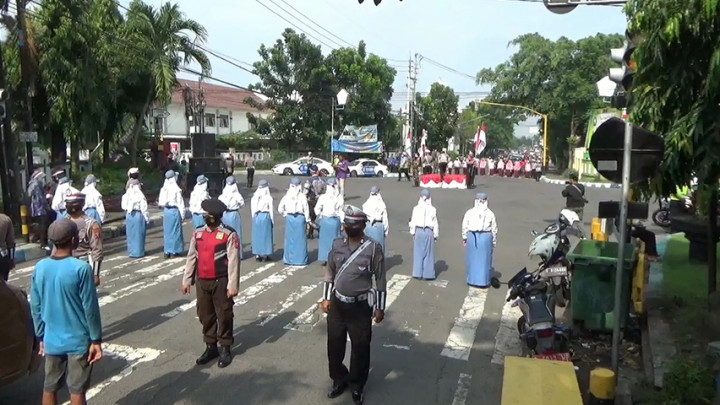 Peringati Hari Pahlawan, Pelajar dan Pengendara di Jombang Mengheningkan Cipta di Jalan Raya