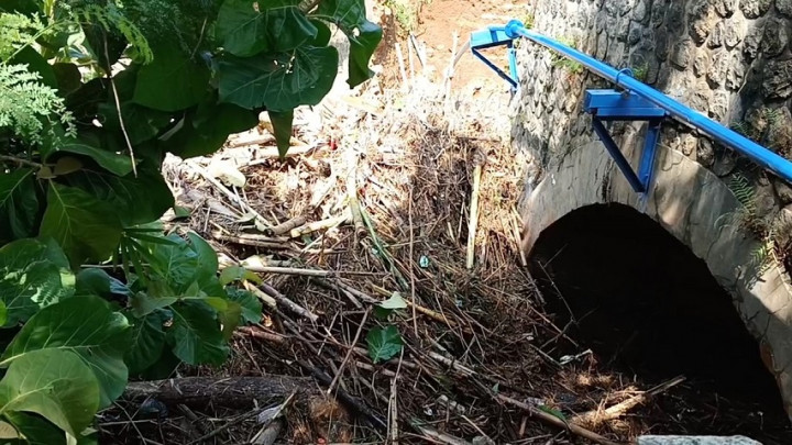 Akibat Tersumbat Sampah, Sebuah Jembatan di Ponorogo Terputus