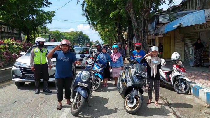 Peringati Hari Pahlawan, Puluhan Pengendara Turun Sejenak untuk Hormat dan Mengheningkan Cipta